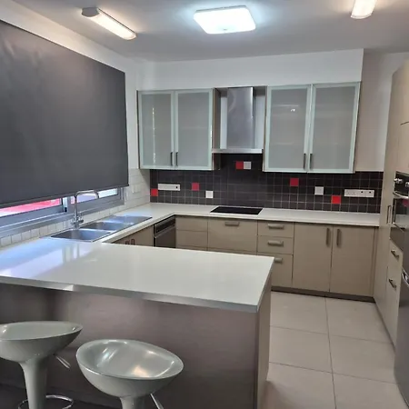 Luxury Townhouse Minutes From And Center 펜션 *
